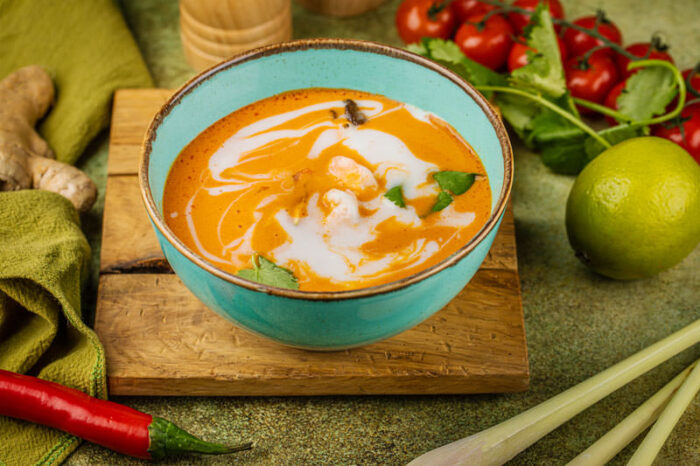 Тайский суп Том-ям с креветками и курицей 